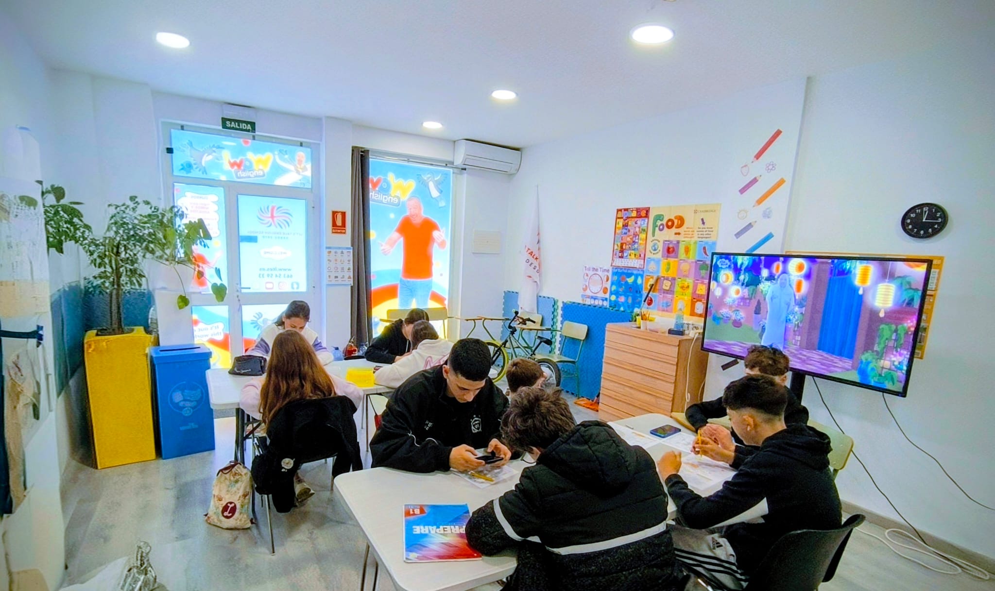 Alumnos aprendiendo inglés en Let’s Talk English School